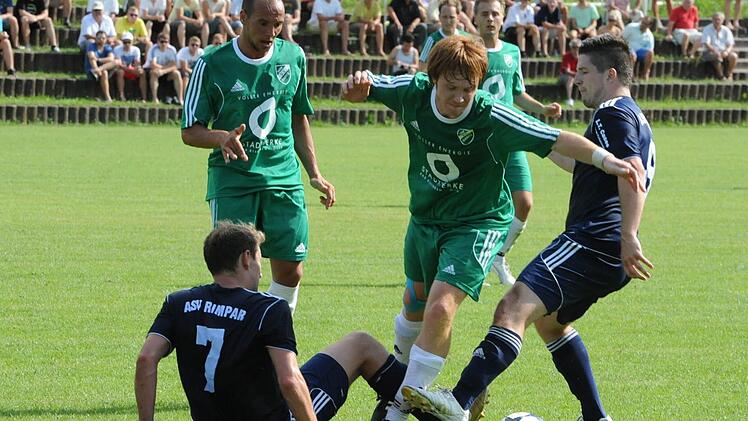 Gespannt verfolgt Konstantin Papadopoulos (links), wie sein Garitzer Teamkollege Johannes Rüth versucht, die Rimparer Mark Urkom (am Boden) und Marcel Heck (rechts) zu umkurven. Foto: Hopf