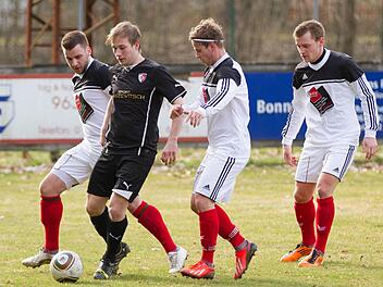 FC Kronach - TSV Meeder: Andreas Böhnlein wird von drei Gästespielern abgeschirmt. Foto: Heinrich Weiß