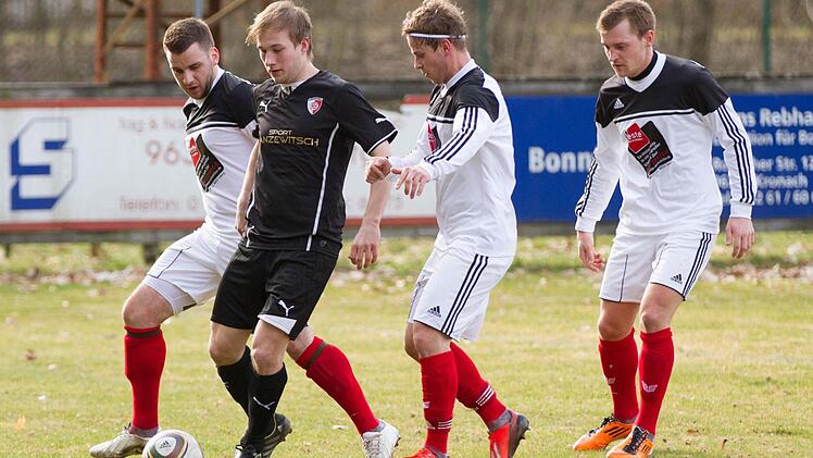 FC Kronach - TSV Meeder: Andreas Böhnlein wird von drei Gästespielern abgeschirmt. Foto: Heinrich Weiß
