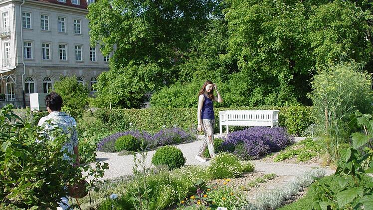 Im Kräutergarten. Foto: Brigitta Kempe-Wolf