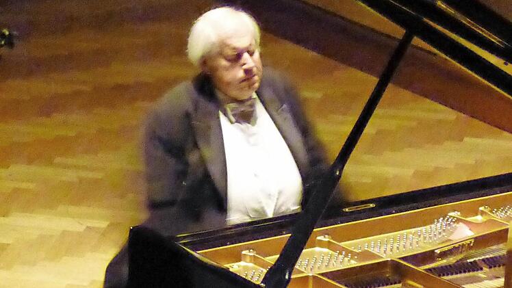 Wer den Pianisten genauer sehen will, braucht ein Opernglas oder ein Zoom: Grigory Sokolov spielt Chopin. Fotos: Ahnert