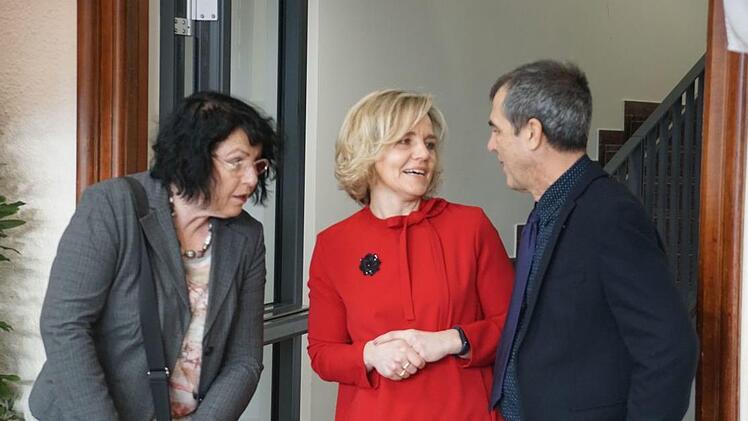 Stadtr&auml;tinnen  Ute Salzner, H&ouml;chstadt, und Alexandra Wunderlich, Erlangen, im Gespr&auml;ch.