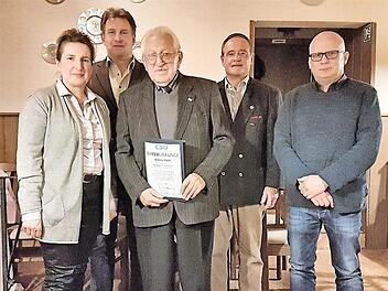 Alfons Hain wurde bei der Jahreshauptversammlung der CSU Guttenberg für seine 60-jährige engagierte Mitgliedschaft gedankt. Unser Bild zeigt (von links) stellvertretende CSU-Kreisvorsitzende Doris Leithner-Bisani, Ortsvorsitzenden Karlheinz Witzgall, Alfons Hain, Guttenbergs Bürgermeister Eugen Hain und stellvertretenden CSU-Ortsvorsitzenden Otto Kreul. Foto: Klaus-Peter Wulf