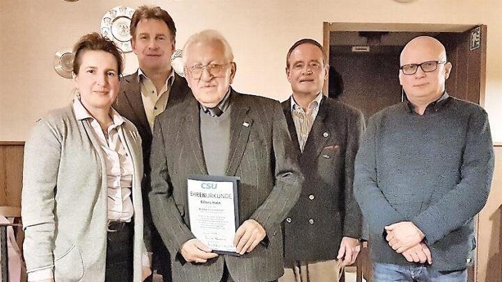Alfons Hain wurde bei der Jahreshauptversammlung der CSU Guttenberg für seine 60-jährige engagierte Mitgliedschaft gedankt. Unser Bild zeigt (von links) stellvertretende CSU-Kreisvorsitzende Doris Leithner-Bisani, Ortsvorsitzenden Karlheinz Witzgall, Alfons Hain, Guttenbergs Bürgermeister Eugen Hain und stellvertretenden CSU-Ortsvorsitzenden Otto Kreul. Foto: Klaus-Peter Wulf