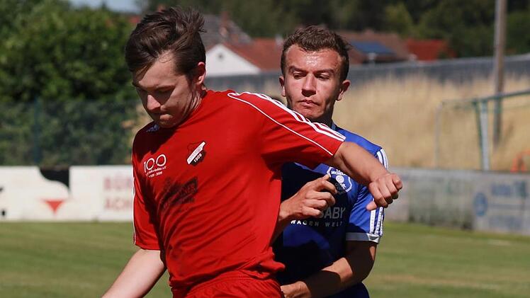 Im Duell zwischen dem FC Michelau und dem FC Schwürbitz waren die Schwürbitzer stets einen Tick eher am Ball, hier mit Niklas Hetzel (vorn) und dem Michelauer Lukas Pohl. Foto: Klaus Gagel