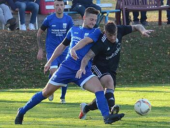 Der Knetzgauer Dominik Heide im Zweikampf mit dem Steinbacher Christopher Imhof  Foto: Archiv