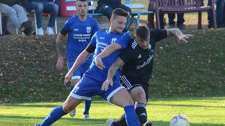 Der Knetzgauer Dominik Heide im Zweikampf mit dem Steinbacher Christopher Imhof  Foto: Archiv