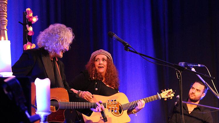 Ein letzes Mal  spielte Franz Benton am Samstag im "Bären" seine beliebtesten und auch einige neue Songs - Höhepunkt war aber das Duett mit Anne Haigis. Foto: Ulrike Nauer