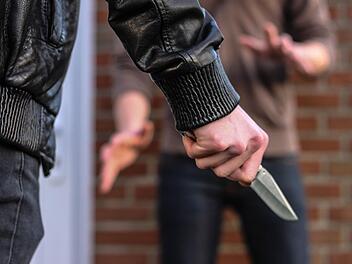 Das Messer des Angeklagten fanden Polizeitaucher im Kanal.  Symbolfoto: Christopher Schulz