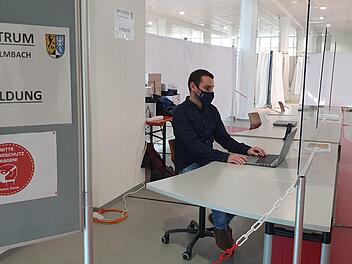 Blick ins neue Impfzentrum im "fritz"-Einkaufszentrum: Der Betrieb läuft. Eine Terminvergabe ist zur Zeit allerdings nicht möglich, weil nicht feststeht, wann und wie viel Impfstoff zur Verfügung steht. Im Bild der Leiter des Impfzentrums, Marcel Hocquel. Foto: Archiv/Christine Fischer