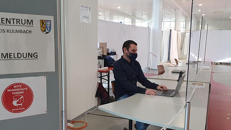 Blick ins neue Impfzentrum im "fritz"-Einkaufszentrum: Der Betrieb läuft. Eine Terminvergabe ist zur Zeit allerdings nicht möglich, weil nicht feststeht, wann und wie viel Impfstoff zur Verfügung steht. Im Bild der Leiter des Impfzentrums, Marcel Hocquel. Foto: Archiv/Christine Fischer