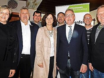 Der Vorstand des CSU-Ortsverbandes Neudrossenfeld mit Vorsitzendem Harald Hübner (Dritter von rechts) und (weiter von links) Beisitzerin Sabine Schertel, stv. Kreisvorsitzendem Gerhard Schneider, stv. Ortsvorsitzendem Stefan Will, Schriftführerin ...