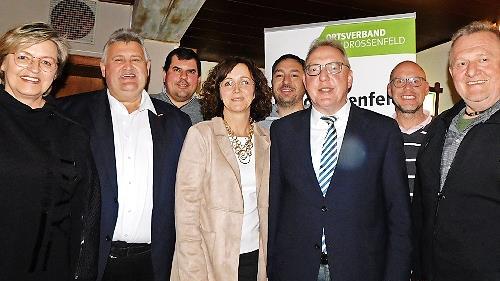 Der Vorstand des CSU-Ortsverbandes Neudrossenfeld mit Vorsitzendem Harald Hübner (Dritter von rechts) und (weiter von links) Beisitzerin Sabine Schertel, stv. Kreisvorsitzendem Gerhard Schneider, stv. Ortsvorsitzendem Stefan Will, Schriftführerin ...
