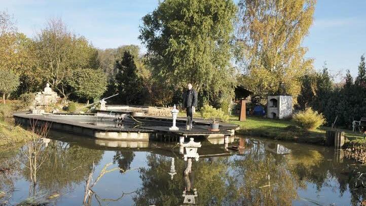 Norbert Schwarz an seiner Koi-Anlage. Er hofft, diesmal alle Tiere über den Winter zu bringen.