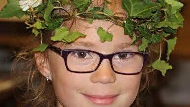 Wenn auch die Männer im OGV Unterpreppach rar sind. Am weiblichen Nachwuchs scheint es nicht zu mangeln. Lea Henneberger half bei den Vorbereitungen bereits kräftig mit und gestaltete zusammen mit anderen Kindern ihres Alters den Gottesdienst mit. Foto: Helmut Will