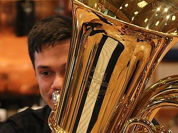 Mit Engagement dabei: Tubaspieler Robert Nelkenstock aus Zeitlofs. Foto: Gerd Schaar