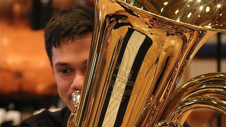 Mit Engagement dabei: Tubaspieler Robert Nelkenstock aus Zeitlofs. Foto: Gerd Schaar