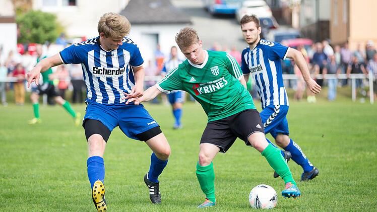 Der Sander Stürmer Sven Wieczorek behauptet sich gegen die Selbitzer Abwehr am Ball. Links Thomas Mallik.