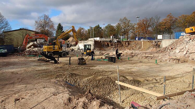 Hier stand bis vor kurzem das Rasthaus von Steigerwald-Süd. Jetzt wird ein Neubau hochgezogen, der im Frühjahr 2016 fertig sein soll. Foto: Andreas Dorsch