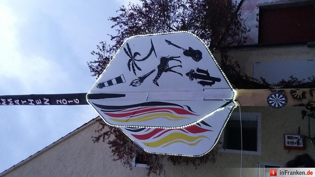 Maibaum in Dorfkemmathen: So entstand der Dartpfeil