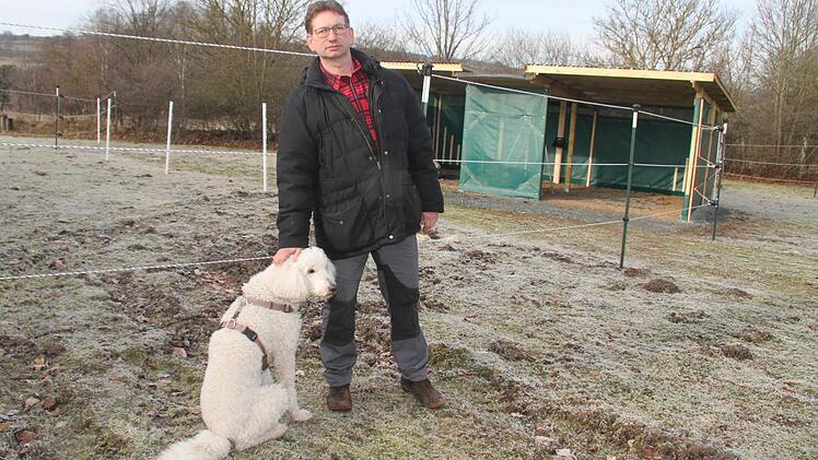 Harald Gruhl errichtet auf dem Campingplatz einen Unterstand für zwei Araberstuten. Fotos: Sonny Adam