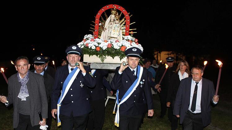 Das Gnadenbild der Muttergottes aus Neuengrün wurde von Soldatenkameraden bei der Prozession zum Friedenskreuz getragen.