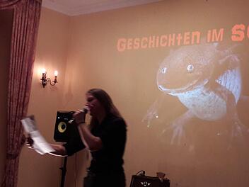 Milli Genth  findet in Poppenlauer den richtigen Ton und lockt das Publikum häufig aus der Reserve. Foto: Hartmut Hessel