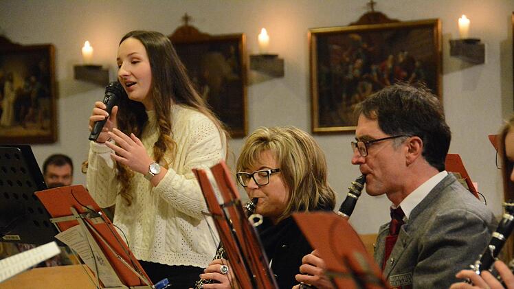 Blaskapelle Diebach mit Sängerin Sarah Gerlach Foto: Elisabeth Assmann