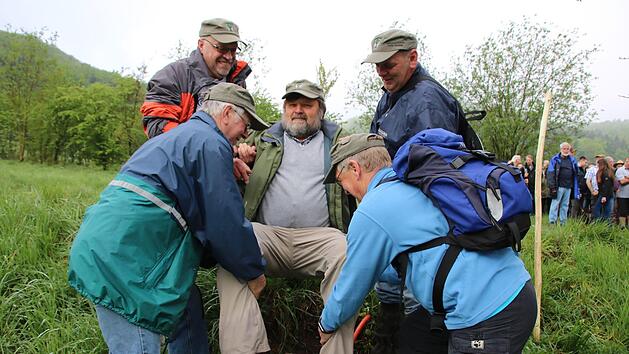 Gleich beim ersten Grenzstein des Grenzgangs zwischen Sulzthal und Euerdorf wurde der Sulzthaler Feldgeschworenen-Obmann Alfred Tremer gestaucht. Das &uuml;bernahmen (von links) die Feldgeschworenen Udo Tremer, Josef Diez, Johannes Halbig und Thomas Herterich. Foto: Ralf Ruppert