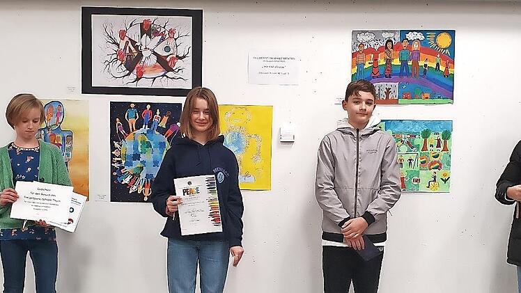 Siegerehrung im Friedensplakat-Wettbewerb des Lions Clubs Forchheim: Das Bild zeigt einige Preisträger, nämlich (von links) Elena Utzmann, Livia Lowry, Lukas Burger und Ceren Bagriyanik.