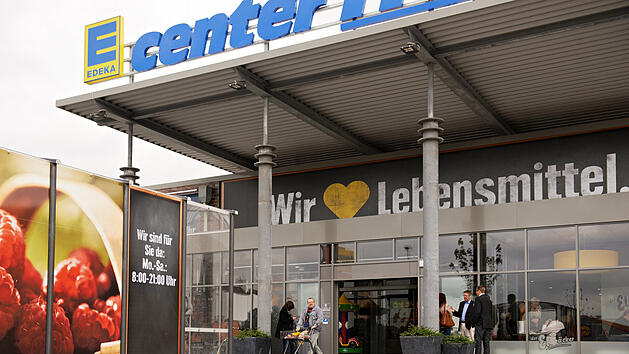 Edeka warnt vor Listerien und Plastikteilchen: Doppel-Rückruf für Fisch und Salami