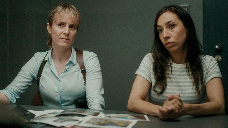 In ihrem neunten Fall offenbaren die Kommissarinnen Isabelle Grandjean (Anna Pieri Zuercher, links) und Tessa Ott (Carol Schuler) mehr über ihre Vergangenheit.