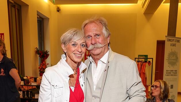 Anke und Henning Krautmacher im Mai 2024: Der Frontmann der Höhner hatte die Kölner Band Ende 2022 verlassen, um sich um seine Frau zu kümmern. Anke Krautmacher war 2022 schwer an Magenkrebs erkrankt, ihre Prognose war alles andere als günstig. "Meiner Frau geht es inzwischen wieder gut", atmet Henning Krautmacher heute auf.