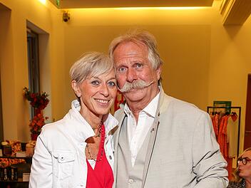 Anke und Henning Krautmacher im Mai 2024: Der Frontmann der Höhner hatte die Kölner Band Ende 2022 verlassen, um sich um seine Frau zu kümmern. Anke Krautmacher war 2022 schwer an Magenkrebs erkrankt, ihre Prognose war alles andere als günstig. "Meiner Frau geht es inzwischen wieder gut", atmet Henning Krautmacher heute auf.