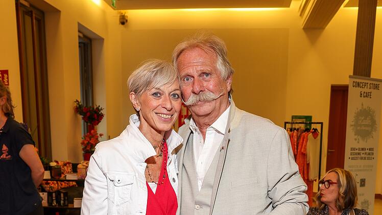 Anke und Henning Krautmacher im Mai 2024: Der Frontmann der Höhner hatte die Kölner Band Ende 2022 verlassen, um sich um seine Frau zu kümmern. Anke Krautmacher war 2022 schwer an Magenkrebs erkrankt, ihre Prognose war alles andere als günstig. "Meiner Frau geht es inzwischen wieder gut", atmet Henning Krautmacher heute auf.