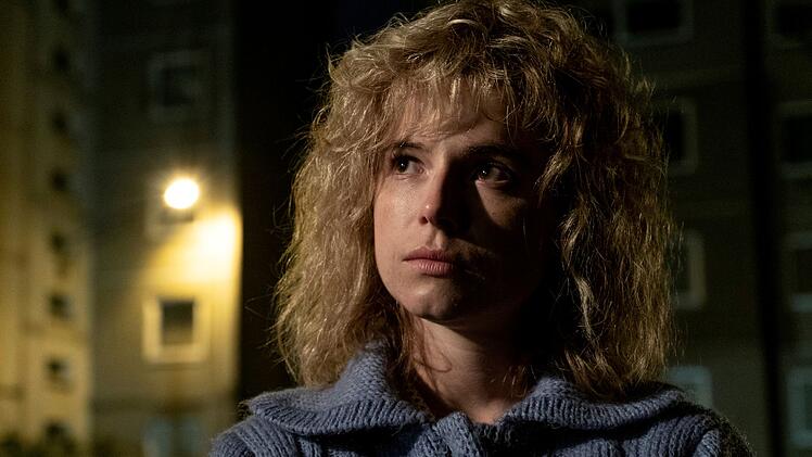 Jessie Buckley spielt Lyudmilla Ignatenko: Die junge Frau bangt um das Leben ihres Mannes - er war als Feuerwehrmann bei der Katastrophe von Tschernobyl im Einsatz.