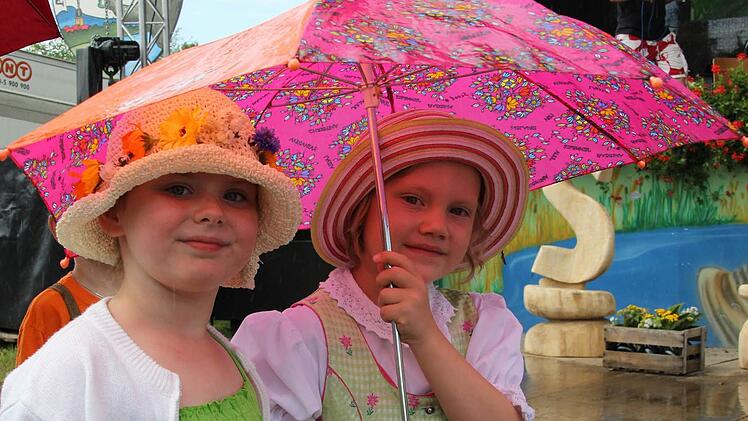 Diese Zwei hatten den richtigen Regenschirm dabei!