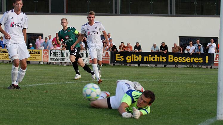 Mit einer tollen Parade verhindert der Sander Schlussmann Stefan Klemm zu Beginn der   zweiten  Halbzeit ein weiteres Tor der Gäste.  Vn links Marcus Krines, der Sander Florian Hetzel und Andre Karmann.