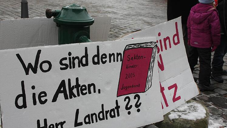 Mit Plakaten machten die Demonstranten den Verantwortlichen aus.