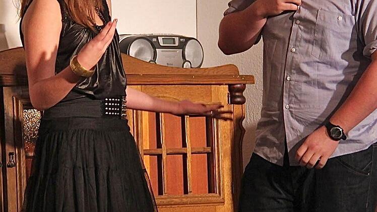 Auf das richtige Taktgefühl kommt es zwischen der verführerischen Diana (Meike Breitschopf) und Jubilar Max Huber (Niklas Appel) an.zwischen