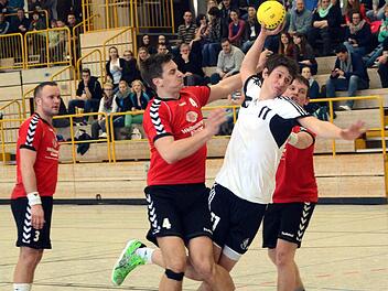 Max Kaltenhäuser setzt sich vehement gegen zwei Regensburger durch und erzielt einen seiner drei Treffer beim überlebenswichtigen Sieg der TS Herzogenaurach. Foto: herzopress
