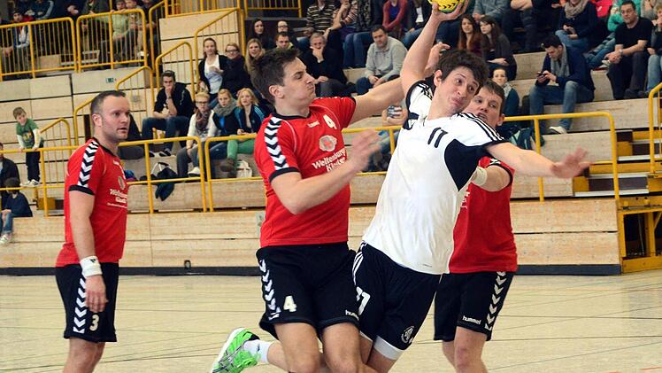 Max Kaltenhäuser setzt sich vehement gegen zwei Regensburger durch und erzielt einen seiner drei Treffer beim überlebenswichtigen Sieg der TS Herzogenaurach. Foto: herzopress