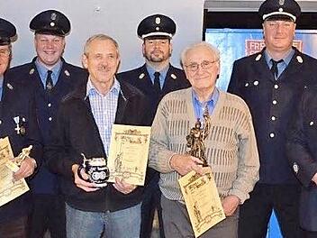 Von links: Uli Fuchs, Zweiter Vorsitzender Stefan Garbatz, Heinrich Guth, 1. Kommandant Postler, Ignaz Zwosta, 2. Kommandant Bernd Garbatz und Erster Vorsitzender Britschock Foto: p