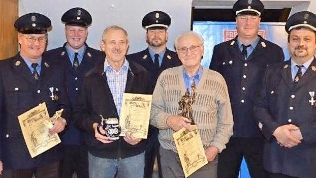 Von links: Uli Fuchs, Zweiter Vorsitzender Stefan Garbatz, Heinrich Guth, 1. Kommandant Postler, Ignaz Zwosta, 2. Kommandant Bernd Garbatz und Erster Vorsitzender Britschock Foto: p