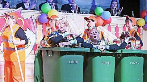 Die Rap-Top-Frauengruppe tanzte ganz in Orange und sprang aus Altpapiertonnen.  Foto: RiegerPress