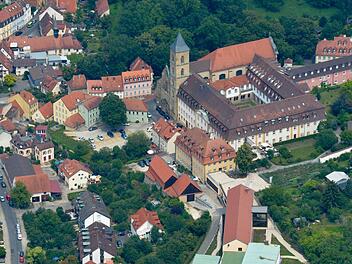Wegen seiner versteckten Lage "hinter" dem Bamberger Karmelitenkloster (im Bild oben ) lässt sich der gesamte Gebäudekomplex des Theresianums samt Erzbischöflichem Abendgymnasium "Am Knöcklein" nur aus der Vogelperspektive einigermaßen erfassen. Foto: Ronald Rinklef