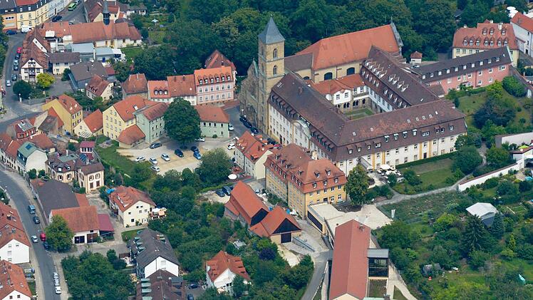 Wegen seiner versteckten Lage "hinter" dem Bamberger Karmelitenkloster (im Bild oben ) lässt sich der gesamte Gebäudekomplex des Theresianums samt Erzbischöflichem Abendgymnasium "Am Knöcklein" nur aus der Vogelperspektive einigermaßen erfassen. Foto: Ronald Rinklef