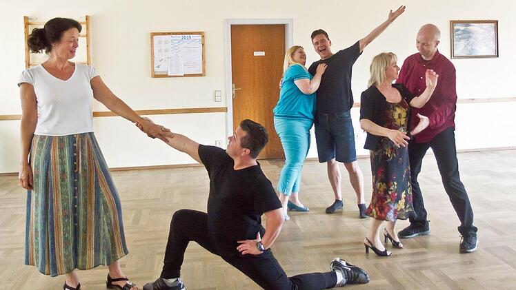 Das Ensemble der "Coburger Sommeroperette" probt für den "Zigeunerbaron" (von links): Gabriela Künzler, Claudio Romero, Eva-Marie Misinski, Harrie van der Plas, Sylvia Denk und Jan Reimitz. Die Neuinszenierung feiert am 12. August Premiere auf der Waldbühne Heldritt. Foto: Jochen Berger