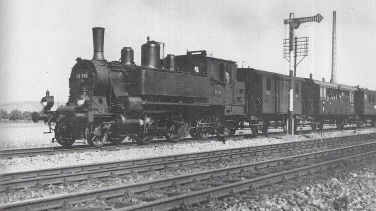 Dieser Personenzug wurde 1933 fotografiert und befindet sich auf dem Lokalbahngeleise In Kürze wird er die Hauptgeleise überqueren, um nach Osten abzuzweigen. Foto: Günther Scheingraber