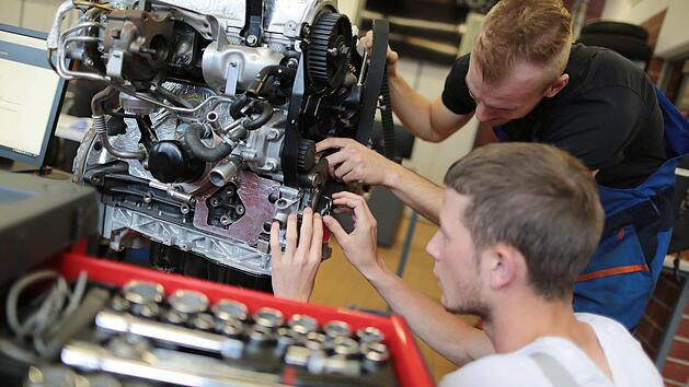 Mechatroniker-Azubis in K&ouml;ln: Laut IHK zu Coburg ist die Zahl der Ausbildungsverh&auml;ltnisse im Kammerbezirk in diesem Jahr gestiegen. Trotzdem betr&auml;gt der Anteil der 15- bis 25-J&auml;hrigen an den Arbeitslosen &uuml;ber zehn Prozent in der Stadt Coburg.  Foto: Oliver Berg/dpa